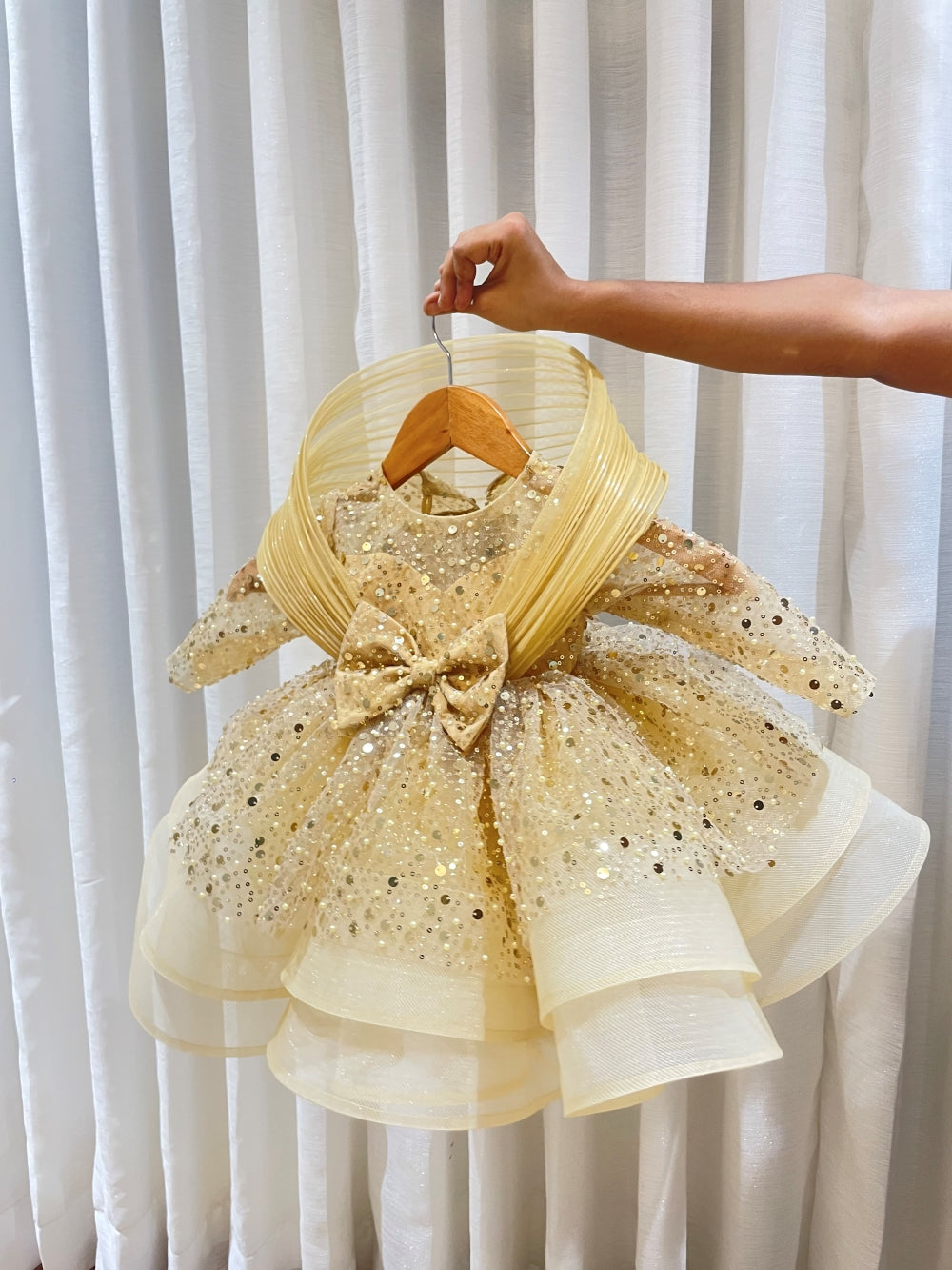 PEPLUM PIECE WITH SEQUINS AND PEARLS AND A NET RING