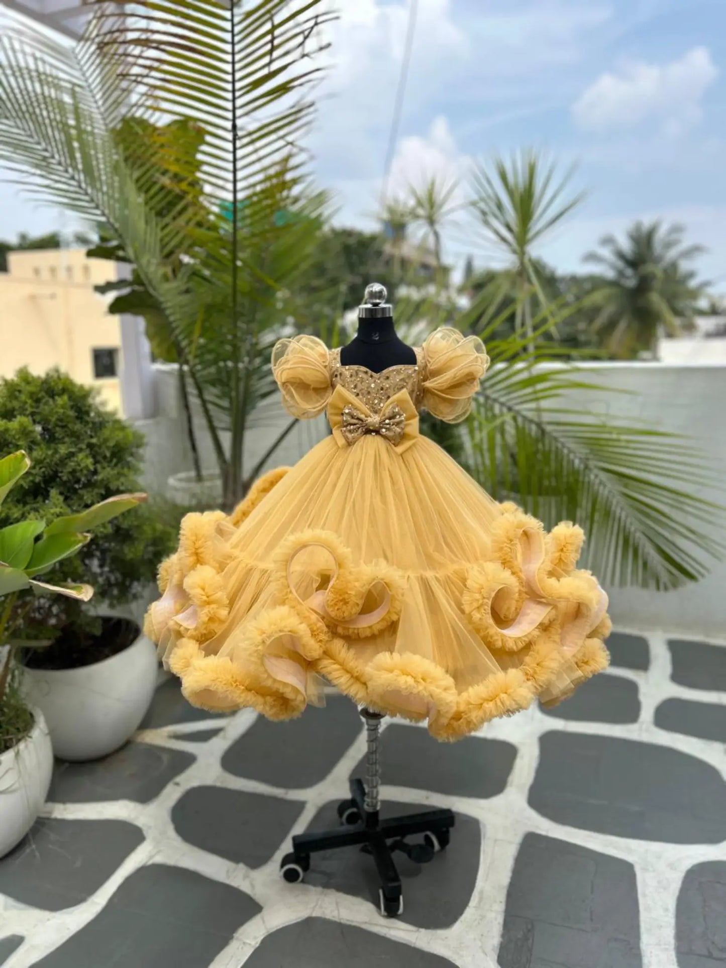 GOLDEN TAILBONE SKIRT FILLED WITH RUFFELS AND BOW