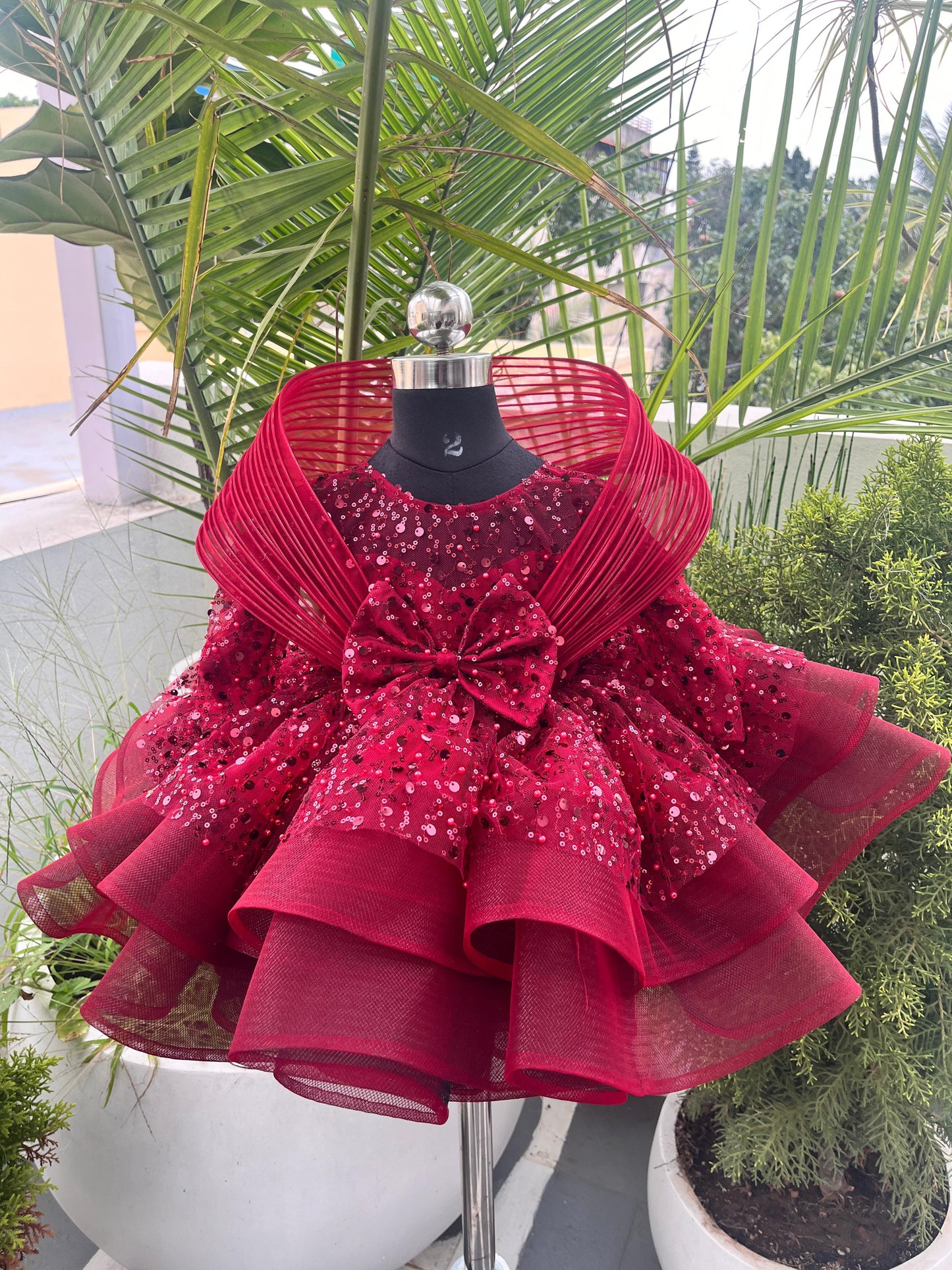PEPLUM PIECE WITH SEQUINS AND PEARLS AND A NET RING