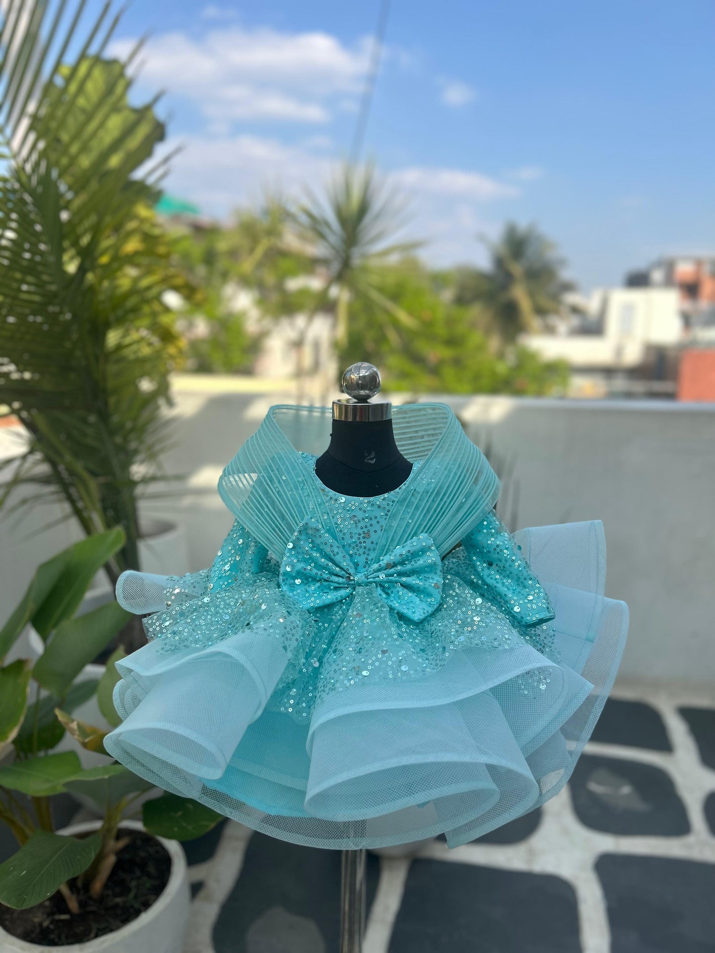 PEPLUM PIECE WITH SEQUINS AND PEARLS AND A NET RING