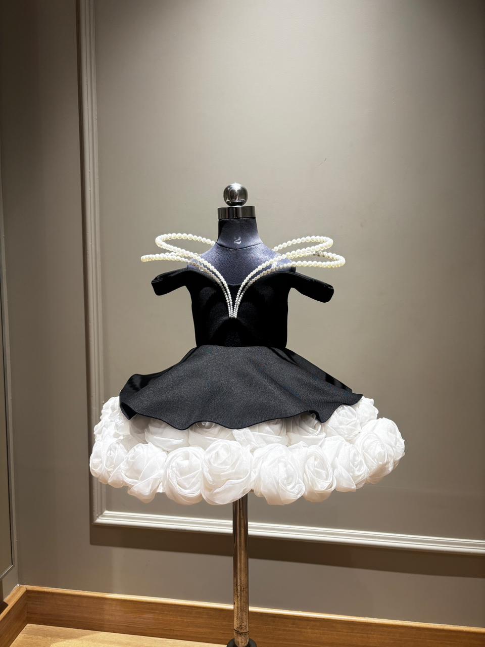 BLACK SCUBA PIECE WITH PEARL WIRE AND ORGANZA FLOWER