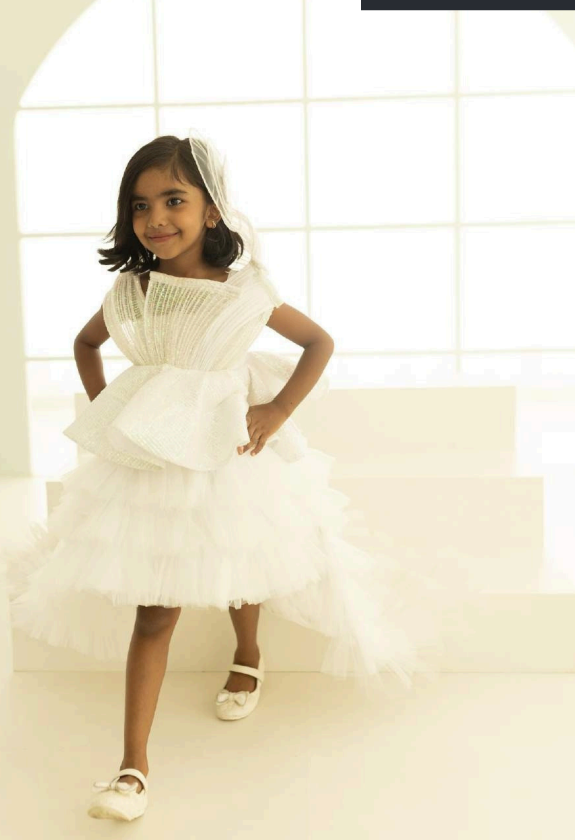 WHITE RING PIECE WITH TAIL